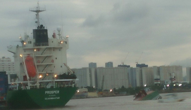 Tàu biển tông sà lan trên sông Sài Gòn, 2 người chết
